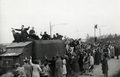 97702 Afbeelding van de intocht van de militairen van het 49th Reconnaissance Regiment (Polar Bears), bij Fort De Bilt ...